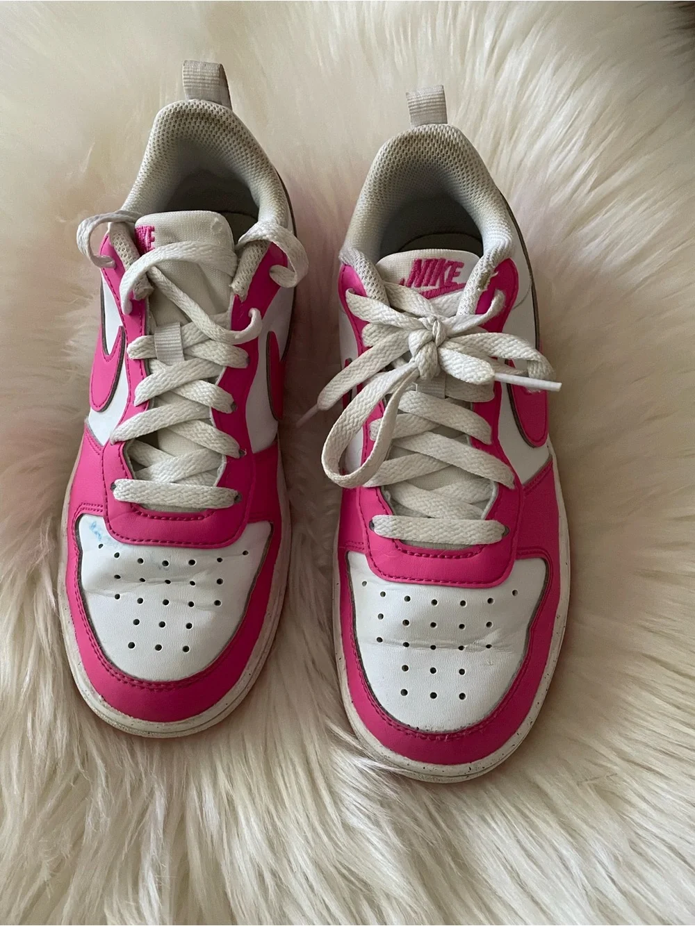 Nike Kids Low-Top Sneakers in White and Hot Pink
